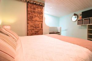 - une chambre avec un lit et une porte coulissante dans l'établissement La Casita del Chopo by SIERRA VIVA, à Cortelazor