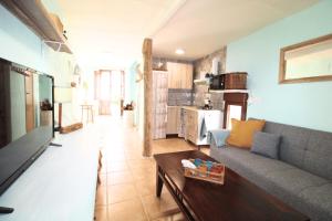 un salon avec un canapé et une table dans l'établissement La Casita del Chopo by SIERRA VIVA, à Cortelazor