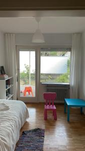 1 dormitorio con cama, banco y ventana en Haus am Reithagen, en Hofgeismar