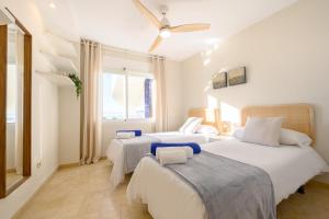 Posteľ alebo postele v izbe v ubytovaní Imperator Sea Views Apartments