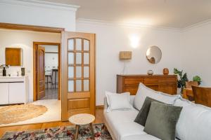 - un salon avec un canapé blanc et une table dans l'établissement Akicity Santa Apolónia Green, à Lisbonne