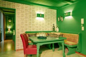 uma sala verde com uma mesa e um sofá em carpe solem KAPOOM - Branded Apartments incl Zell am See-Kaprun Summer Card em Kaprun