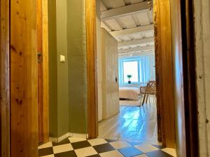 un couloir avec une chambre dotée de murs verts et d'un sol en damier dans l'établissement Romantic hideout with parking, à Viljandi
