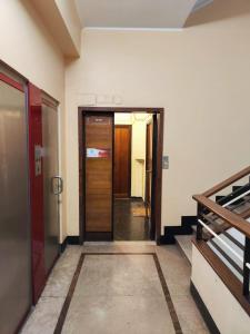 un couloir d'un immeuble avec une porte et des escaliers dans l'établissement La casa di Bibi, à Gênes