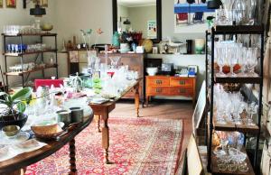 une chambre avec une table et des lunettes dans l'établissement Barrydale Karoo Lodge - Boutique Hotel, à Barrydale