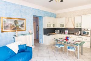 ein Wohnzimmer mit einem blauen Sofa und einem Tisch in der Unterkunft CASA VACANZA FEDERICA in Paratico