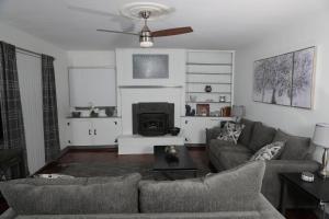 Televisyen dan/atau pusat hiburan di Fantastic Gem Minutes from Campus/Stadium, Capitol +26 gambar