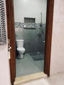 łazienka z toaletą i prysznicem w obiekcie Abrid Surf w mieście Tamraght Ouzdar