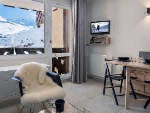 a room with a desk and a table and a window at Appartement Val Thorens, 2 pièces, 4 personnes - FR-1-637-66 in Val Thorens
