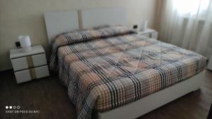 B&B Vista Mare في بالمي: غرفة نوم مع سرير مع لحاف مرتب