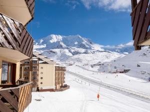 a view of a ski slope with a mountain at Appartement Val Thorens, 2 pièces, 4 personnes - FR-1-637-66 in Val Thorens