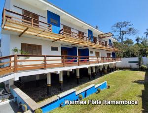 vista para a fachada das villas flats kalamaja flats llannis em Waimea FLATS Itamambuca em Ubatuba