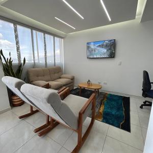 a living room with a couch and a table at Lujoso y Confortable Apartamento in Cúcuta