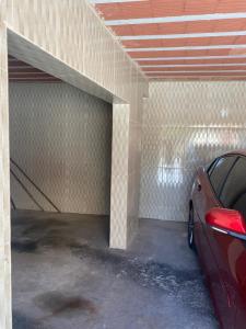 un garage avec une voiture qui y est garée dans l'établissement CASA DE FÉRIAS BH, à Belo Horizonte