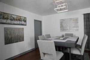 Gambar di galeri bagi Fantastic Gem Minutes from Campus/Stadium, Capitol di Tallahassee