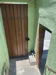 drewniane drzwi z lustrem przed nimi w obiekcie CASA DE FÉRIAS BH w mieście Belo Horizonte