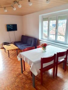 sala de estar con mesa y sofá en Entire apartment in Eggenfelden en Eggenfelden