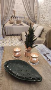 オストゥーニにあるCasa Mirabilis 44の皿とクリスマスツリーのテーブル