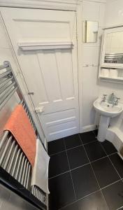 A bathroom at Rooms Anfield- 5 mins from LFC