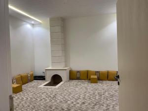 Zimmer mit Kamin in der Mitte eines Gebäudes in der Unterkunft شاليه ألو in Al Bukayriyah