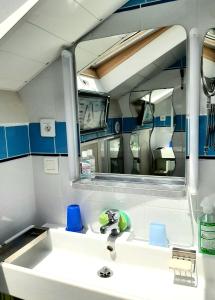 a bathroom with a sink and a mirror at Chambres & Table d'hôtes La Bordelaise in Cenon