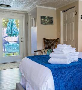 a room with a bed with towels on it at The Estate at Mt Dora in Mount Dora