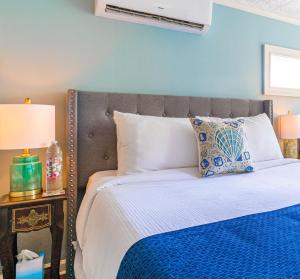 1 dormitorio con 1 cama con pared azul en The Estate at Mt Dora en Mount Dora