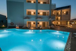 Bazén v ubytovaní Iperion Beach Hotel alebo v jeho blízkosti