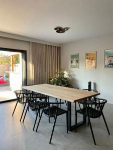 una sala da pranzo con tavolo, sedie e albero di Natale di L'Artiste - Villa 5 min du centre historique d'Aix ad Aix en Provence
