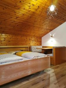 Postel nebo postele na pokoji v ubytování Apartments Steger Sand in Taufers Campo Tures