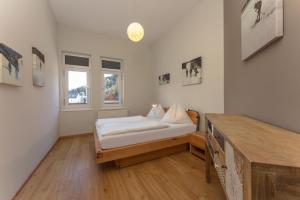 mały pokój z łóżkiem i oknem w obiekcie Appartement Schneider by Schladming-Appartements w Schladming