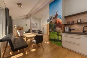 kuchnia i salon z obrazem krowy na ścianie w obiekcie Appartement Schneider by Schladming-Appartements w Schladming