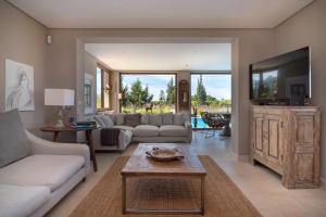 - un salon avec un canapé et une table dans l'établissement Quinta dos Caneiros Luxury villa Ocean views walk to beach, à Ferragudo