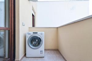 una lavadora en una esquina de una habitación en Le 2 Palme Family House - Lecce Selection, en Lecce