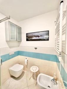 een badkamer met een toilet en een wastafel bij Hostdomus - Casa Arianna in Finale Ligure