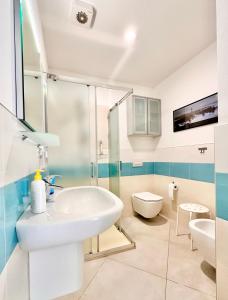 een badkamer met een wastafel en een toilet bij Hostdomus - Casa Arianna in Finale Ligure