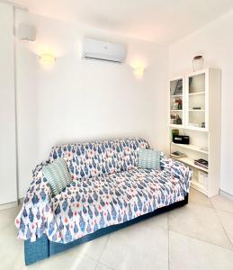een woonkamer met een bank in een kamer bij Hostdomus - Casa Arianna in Finale Ligure