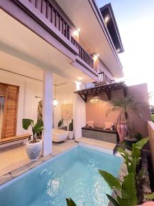 Villa mit Pool und Bad in der Unterkunft Barong Bali Resort Ubud in Ubud