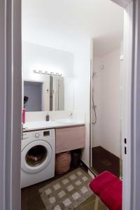 Ένα μπάνιο στο Paris-Daumesnil - Grand 2 pieces 4 etoiles de charme sur jardin - 61m2, pour 4p - Large 4 star charming 1 BR apt for 4 with AC