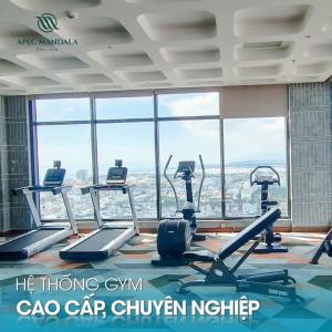 un gimnasio con equipo cardiovascular en un edificio en Penthouse Apec Phú Yên, en Liên Trì (3)