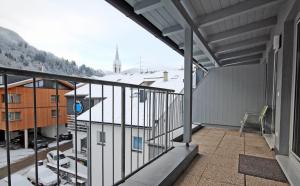 balkon z widokiem na pokryte śniegiem miasto w obiekcie Appartement Schneider by Schladming-Appartements w Schladming