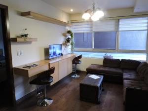 ein Wohnzimmer mit einem Sofa und einem Schreibtisch in der Unterkunft Altos del Parque/Espacio Ideal in Cochabamba