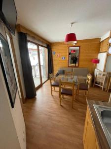 Televízia a/alebo spoločenská miestnosť v ubytovaní Appartement Orelle 3 Vallées - Spa & Piscine - Apt 112