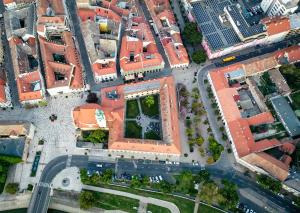 The surrounding neighborhood or a neighborhood close to a szállodákat