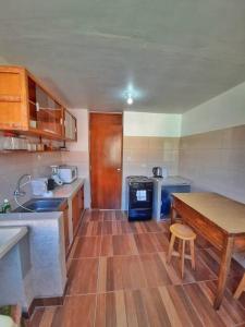 uma cozinha com um balcão e uma mesa em Delgado's home em Cusco