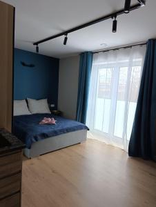 1 dormitorio con cama y ventana grande en BMH Apartments Rzeszów, en Rzeszów