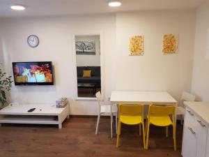 ein Esszimmer mit einem Tisch und gelben Stühlen in der Unterkunft Zagreb apartment in Zagreb