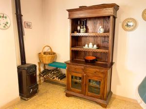 Habitación con armario de madera junto a una estufa. en Appartamento nel centro storico di Tuscania - Il Moro en Tuscania