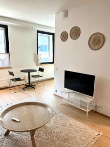 sala de estar con TV y mesa en Downtown Suite, en Helsinki
