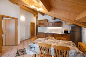 een keuken met een tafel en stoelen in een kamer bij Appartamento Piz Saliente in Livigno